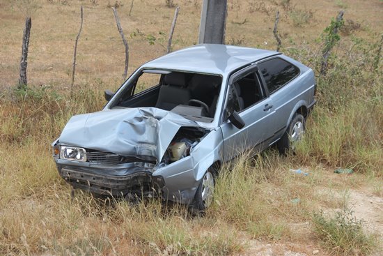 Motorista fica ferido depois de bater em poste e descer ribanceira