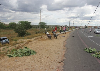 Motorista fica ferido depois de bater em poste e descer ribanceira