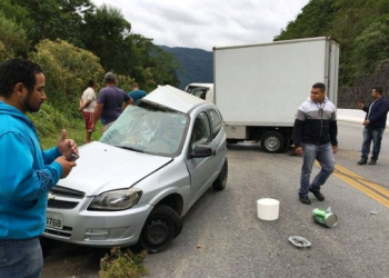 SP: colisão reduz carro à metade, mata 1 e fere 3