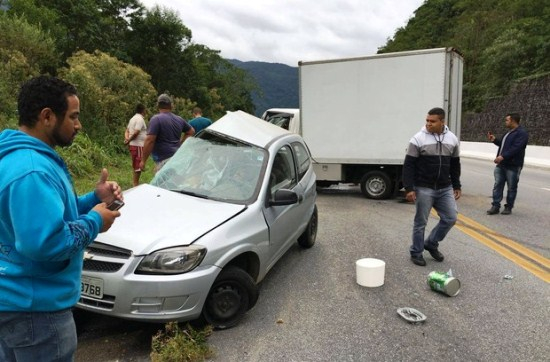 SP: colisão reduz carro à metade, mata 1 e fere 3