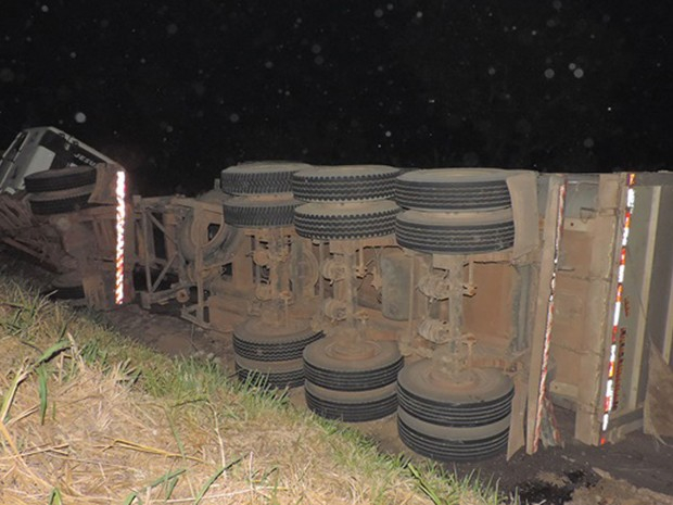 Carreta tomba na BR-020 e carga de caroço de algodão cai na pista na BA