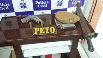 Armas encontradas em poder do idoso.