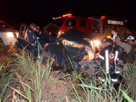 Condutor de carro ficou preso às ferragens e foi socorrido pelos Bombeiros