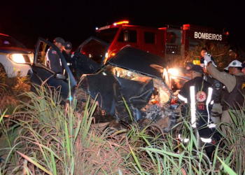 Batida entre caminhão e carro deixa homem gravemente ferido na Bahia