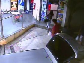 Câmeras flagram mulher entrando no banheiro pela segunda vez  no posto