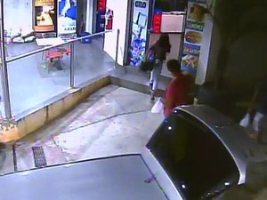 SP: mãe é flagrada bebendo em posto após jogar recém-nascido no lixo
