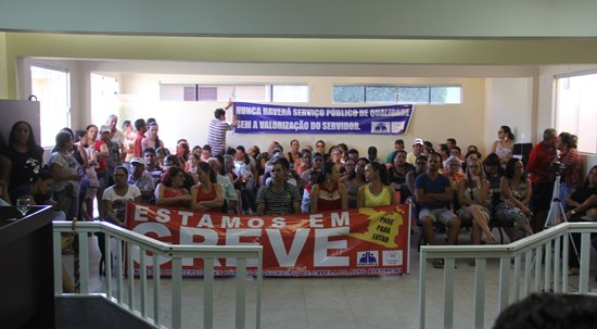Em greve a nove dias, servidores públicos municipais de Capela lotam a Câmara municipal para pedir apoio aos vereadores