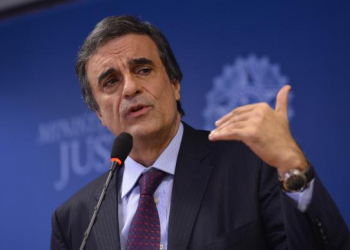“A presidente não se abaterá e nem deixará de lutar”, diz Cardozo