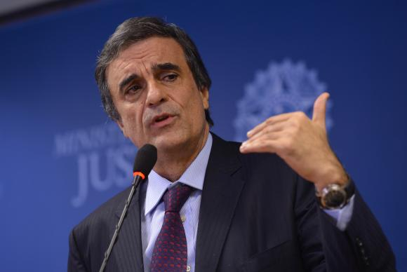 “A presidente não se abaterá e nem deixará de lutar”, diz Cardozo
