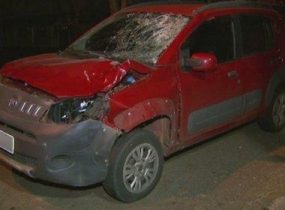 Carro ficou bastante danificado depois de atingir o pedestre.