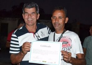 Gika entrega certificado a morador concluinte do curso de Gerenciamento de Recursos Hidricos