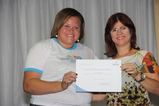 Jaciene não escondeu a grande satisfação ao receber o certificado das mãos de Naiara Deirol.