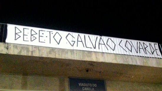 Salvador – Faixas em protesto contra indecisão de Bebeto e José Nunes
