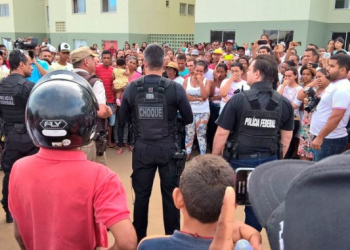 Polícia faz reintegração de imóveis em residencial invadido há 4 meses em Feira de Santana