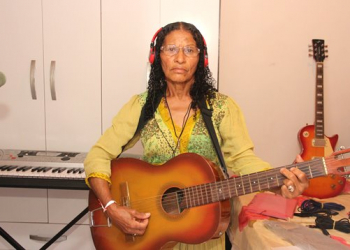 Coité – Mulher de 68 anos coleciona instrumentos musicais e sonha aprender tocar a cantar