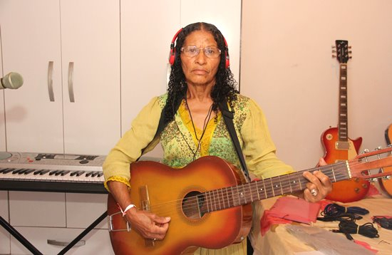 Coité – Mulher de 68 anos coleciona instrumentos musicais e sonha aprender tocar a cantar