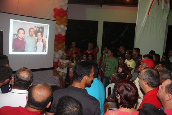 Um vídeo foi feito para homenagear o aniversariante que não segurou às lágrimas.