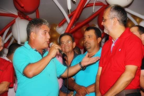 Rosemberg resolveu evitar de falar em política e fez homenagem cantando um música.