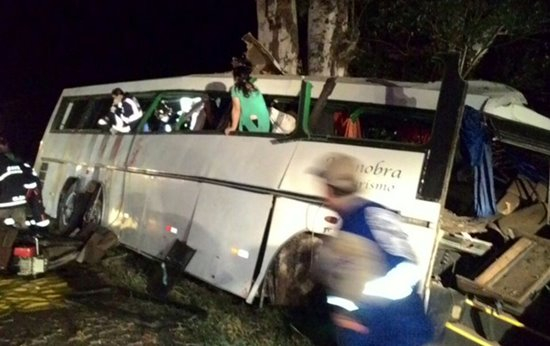 PR – Dez pessoas morrem em acidente durante tentativa de assalto a ônibus