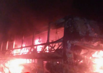 Ônibus intermunicipal pega fogo na BR 242