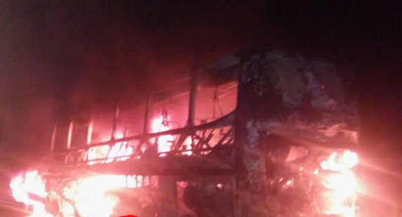 Ônibus intermunicipal pega fogo na BR 242