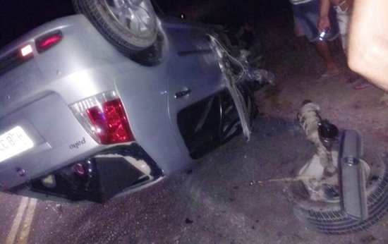 Impacto provocou o capotamento do Palio