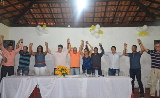 Doze partidos políticos se juntam e lançam uma professora pré-candidata a prefeita em Itaparica