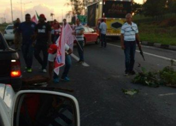 Manifestação fecha BR 324 em protesto contra impeachment de Dilma
