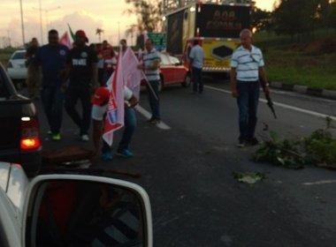 Manifestação fecha BR 324 em protesto contra impeachment de Dilma