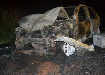 Carros incendeiam depois de colidir de frente na BR 407; seis pessoas ficaram feridas