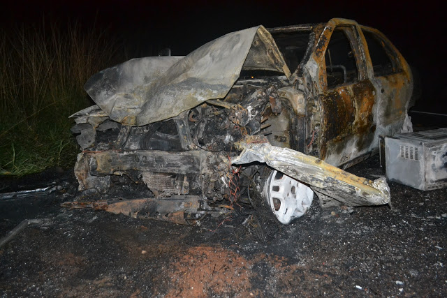 Carros incendeiam depois de colidir de frente na BR 407; seis pessoas ficaram feridas