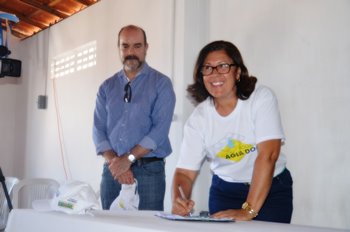 Prefeita Tânia Matos assina termo.