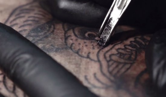 Pesquisadores criam tinta de tatuagem que pode ser facilmente apagada da pele