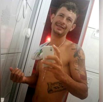 Vanderley levou um tiro no pescoço.