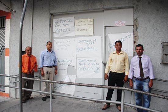 População colocou cartazes pedindo a reabertura.