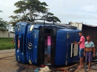 Condutor morre após carreta tombar na BR-101