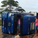 Condutor morre após carreta tombar na BR-101