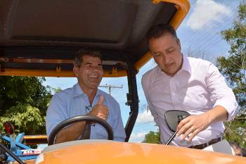 Deputado faz o "teste drive" ao lado do governador