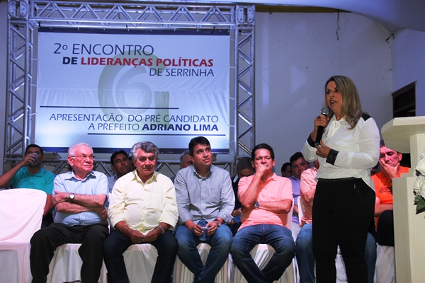 Tânia Lomes é ex-prefeita de Serrinha e permanece firme no apoio a Adriano 