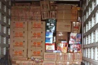Motorista é preso e polícia apreende mais de mil explosivos em caminhão