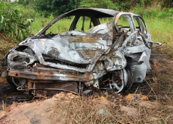 Carro bate em poste e três pessoas morrem carbonizadas; três estão feridos
