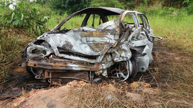 Carro bate em poste e três pessoas morrem carbonizadas; três estão feridos