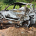Carro bate em poste e três pessoas morrem carbonizadas; três estão feridos