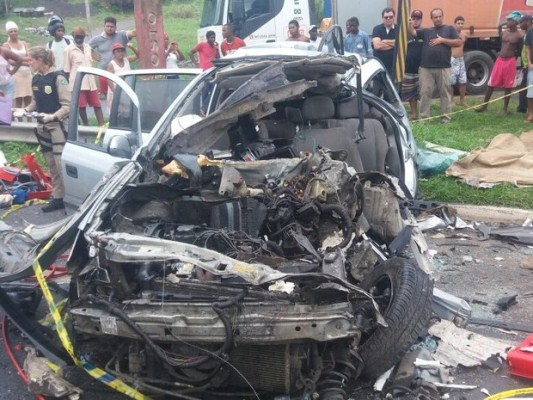 Colisão frontal deixa ao menos 5 mortos na BR-324