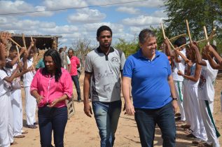 Alex em Abaré ao lado da vice-prefeita Margarete e o líder 