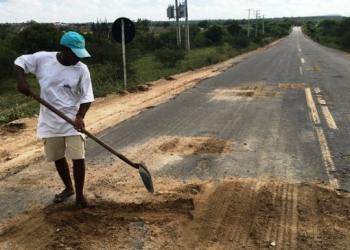 Sem ação do governo estadual, população faz operação ‘tapa-buraco’ na BA-120
