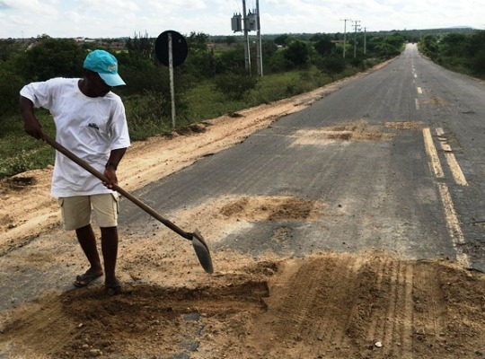 Sem ação do governo estadual, população faz operação ‘tapa-buraco’ na BA-120