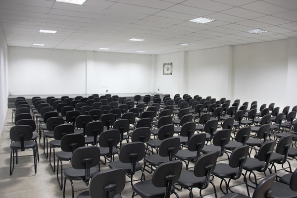 Auditório com capacidade de atender 350 pessoas sentadas