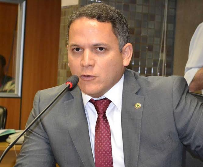 Justiça acolhe ação de deputado e derruba aumento da conta de água na Bahia