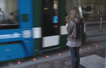 Cidade instala semáforo no chão para alertar viciados em celular